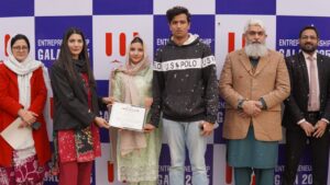 Team Sweet Circles receiving the winning certificate from Dr. Rubab at the UOR Entrepreneurship Gala 2025